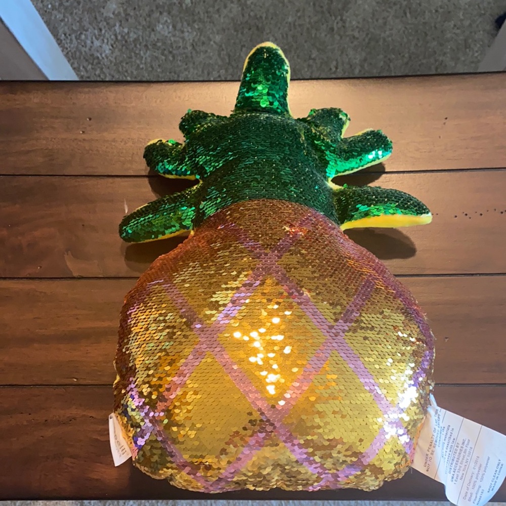 Flip sequence pineapple pillow